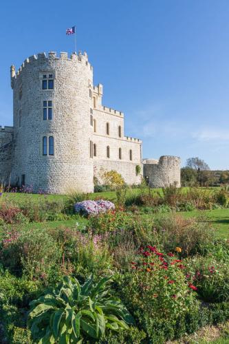 Le jardin et une tour du Château d'Hardelot