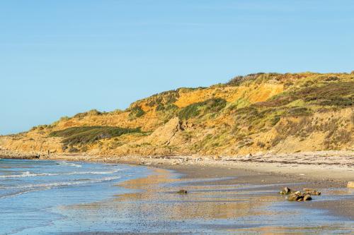 La plage et les falaises marquées par l'érosion au nOrd de la